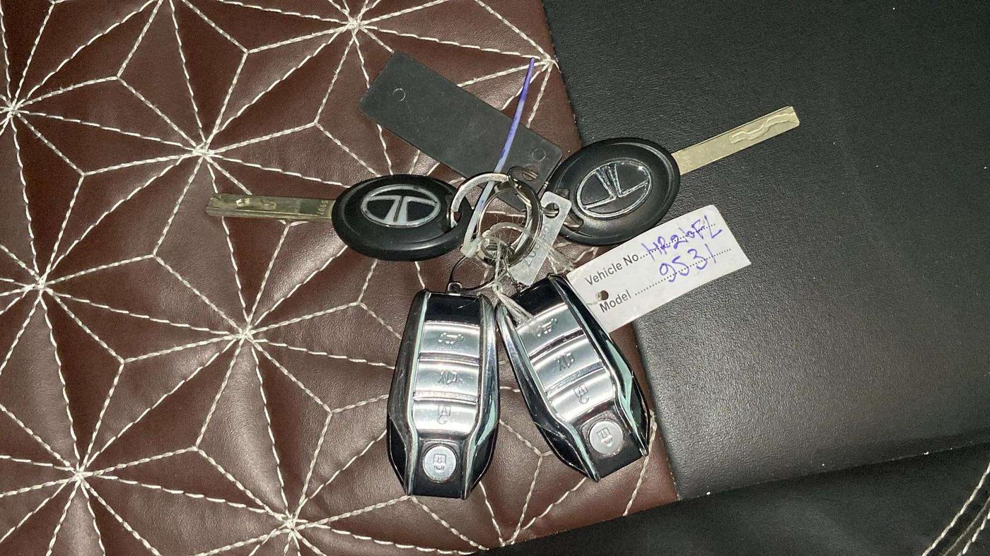2024 Tata PUNCH CREATIVE  MT, Petrol, Manual, 14,048 km, Key Close Up