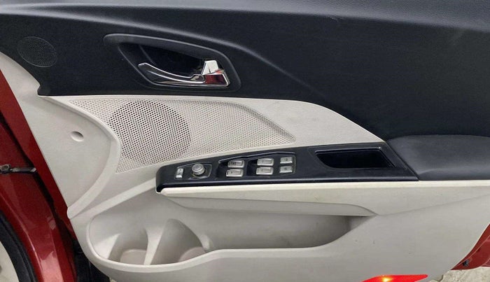2019 Mahindra XUV300 W8 1.2 PETROL, Petrol, Manual, 75,152 km, Driver Side Door Panels Control