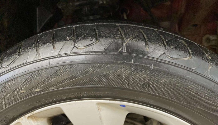 2019 Mahindra XUV300 W8 1.2 PETROL, Petrol, Manual, 75,152 km, Right Front Tyre Tread
