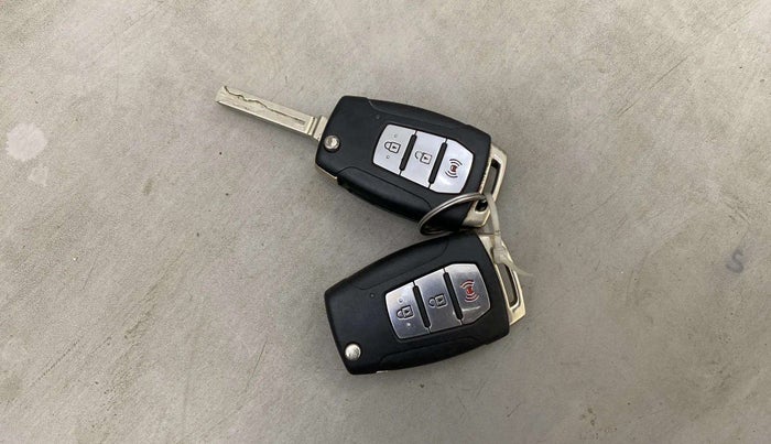 2019 Mahindra XUV300 W8 1.2 PETROL, Petrol, Manual, 75,152 km, Key Close Up
