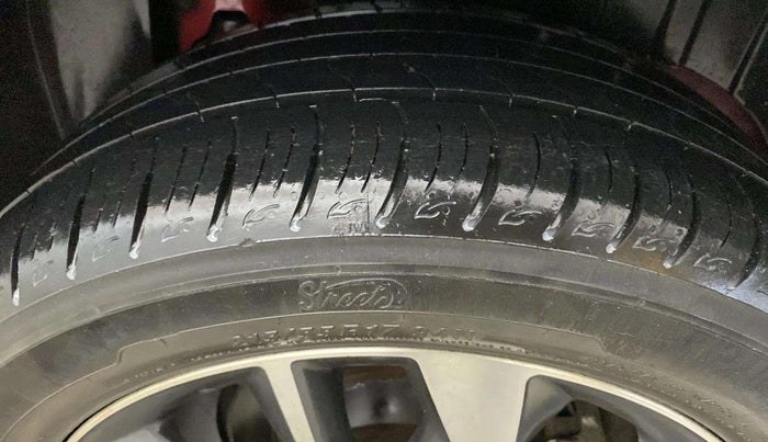 2021 Mahindra XUV300 W8 (O) 1.2 PETROL, Petrol, Manual, 16,470 km, Right Rear Tyre Tread