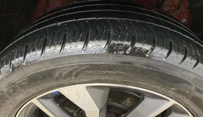 2021 Mahindra XUV300 W8 (O) 1.2 PETROL, Petrol, Manual, 16,470 km, Right Front Tyre Tread