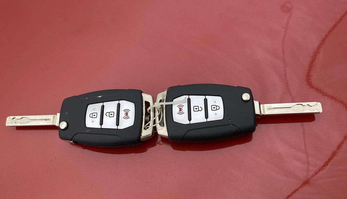 2021 Mahindra XUV300 W8 (O) 1.2 PETROL, Petrol, Manual, 16,470 km, Key Close Up