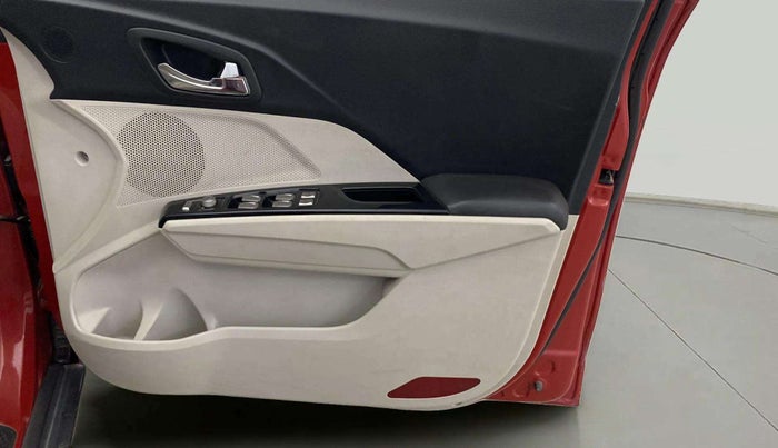 2021 Mahindra XUV300 W8 (O) 1.2 PETROL, Petrol, Manual, 16,470 km, Driver Side Door Panels Control