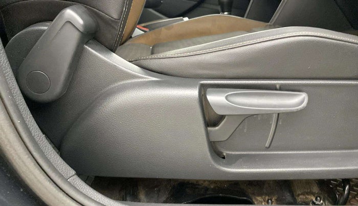 2017 Volkswagen Polo HIGHLINE1.2L, Petrol, Manual, 76,402 km, Driver Side Adjustment Panel