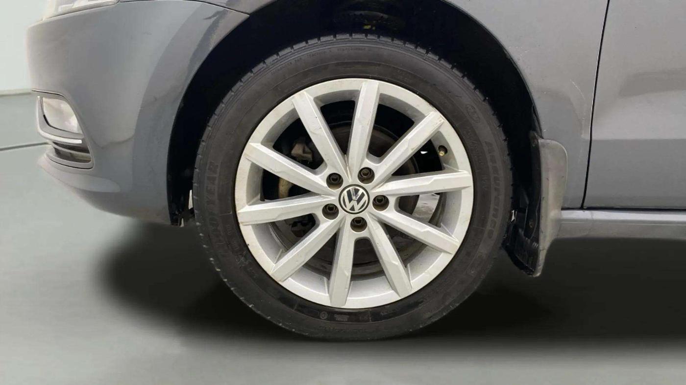 2017 Volkswagen Polo HIGHLINE1.2L, Petrol, Manual, 76,402 km, Left Front Wheel