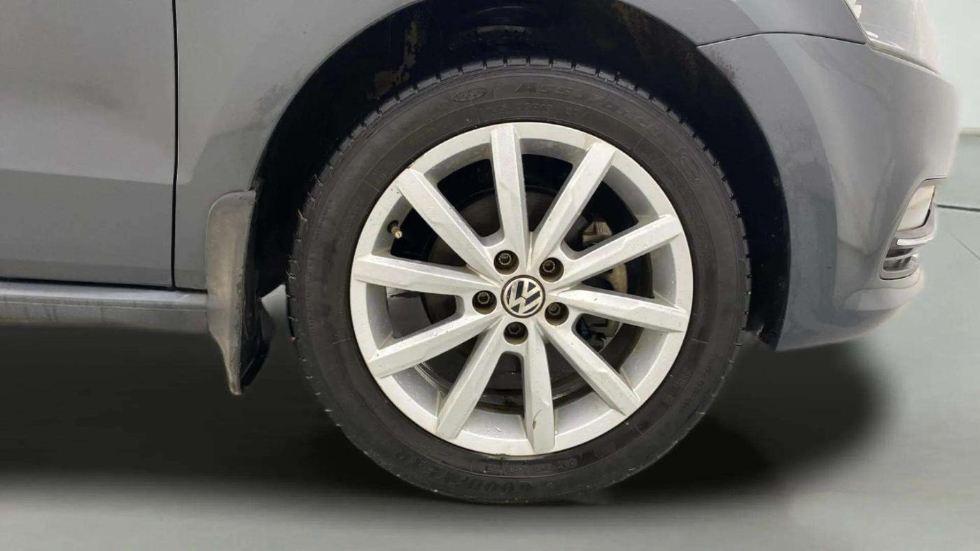 2017 Volkswagen Polo HIGHLINE1.2L, Petrol, Manual, 76,402 km, Right Front Wheel