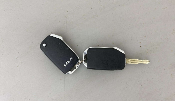 2024 KIA SONET HTK (O) 1.2 Petrol MT, Petrol, Manual, 18,142 km, Key Close Up