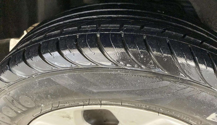 2018 Ford Figo Aspire TITANIUM 1.2 PETROL, Petrol, Manual, 30,433 km, Left Front Tyre Tread