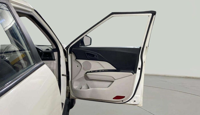 2023 Mahindra XUV300 W6 1.2 PETROL AMT, Petrol, Automatic, 38,270 km, RHS Front Door