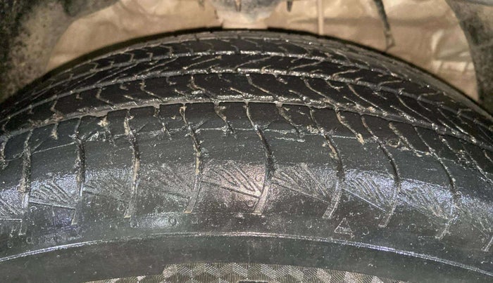 2023 Mahindra XUV300 W6 1.2 PETROL AMT, Petrol, Automatic, 38,270 km, Right Front Tyre Tread