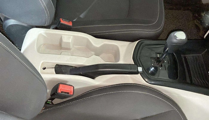 2023 Mahindra XUV300 W6 1.2 PETROL AMT, Petrol, Automatic, 38,270 km, Gear Lever