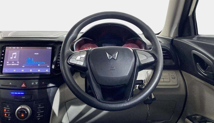 2023 Mahindra XUV300 W6 1.2 PETROL AMT, Petrol, Automatic, 38,270 km, Steering Wheel Close Up
