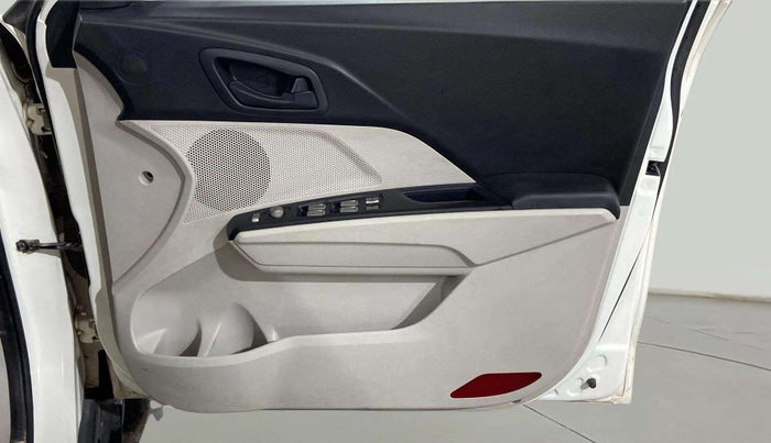 2023 Mahindra XUV300 W6 1.2 PETROL AMT, Petrol, Automatic, 38,270 km, Driver Side Door Panels Control