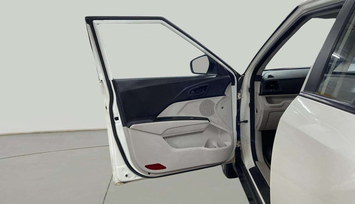 2023 Mahindra XUV300 W6 1.2 PETROL AMT, Petrol, Automatic, 38,270 km, LHS Front Door