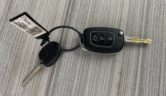 2020 Hyundai AURA S 1.2, Petrol, Manual, 28,139 km, Key Close Up
