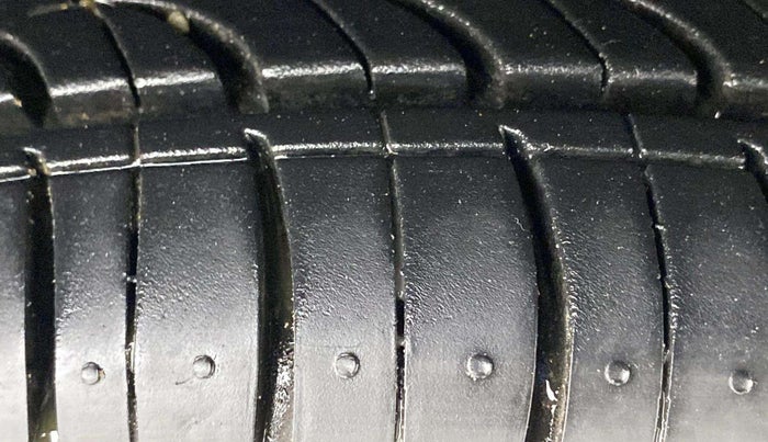 2018 Renault Kwid CLIMBER 1.0 AMT, Petrol, Automatic, 32,068 km, Right Front Tyre Tread