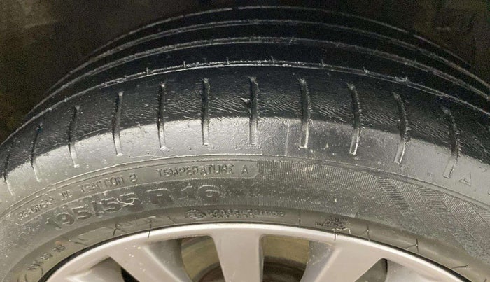 2018 Maruti Ciaz ALPHA 1.4 PETROL, Petrol, Manual, 93,371 km, Right Front Tyre Tread