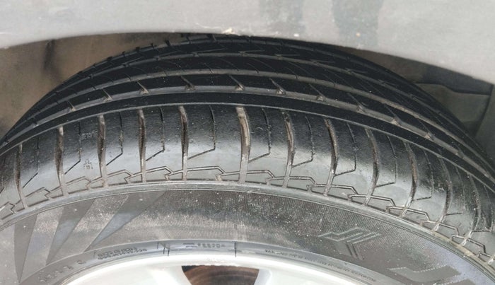 2014 Toyota Corolla Altis G PETROL, Petrol, Manual, 81,383 km, Right Front Tyre Tread