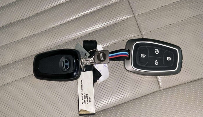 2020 Tata ALTROZ XT PETROL, CNG, Manual, 68,417 km, Key Close Up
