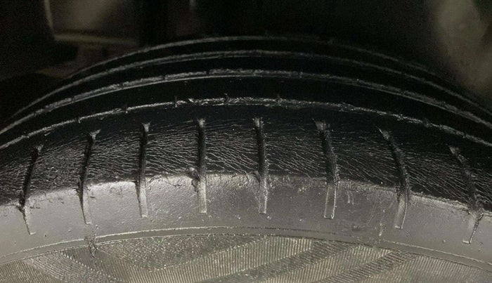2015 Maruti Ciaz ZXI+, Petrol, Manual, 65,809 km, Right Rear Tyre Tread