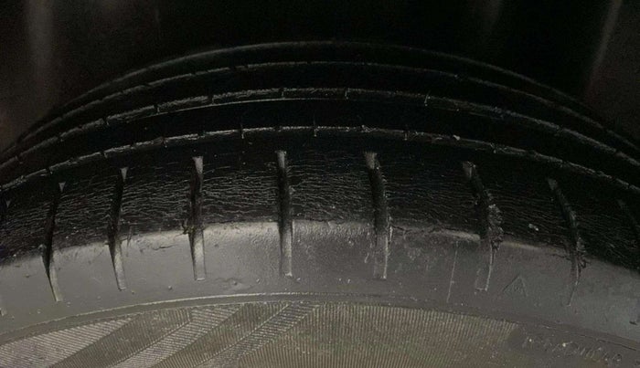 2015 Maruti Ciaz ZXI+, Petrol, Manual, 65,809 km, Left Rear Tyre Tread