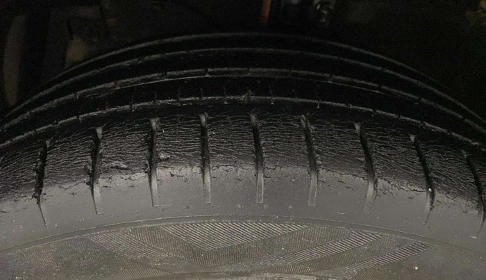 2015 Maruti Ciaz ZXI+, Petrol, Manual, 65,809 km, Left Front Tyre Tread