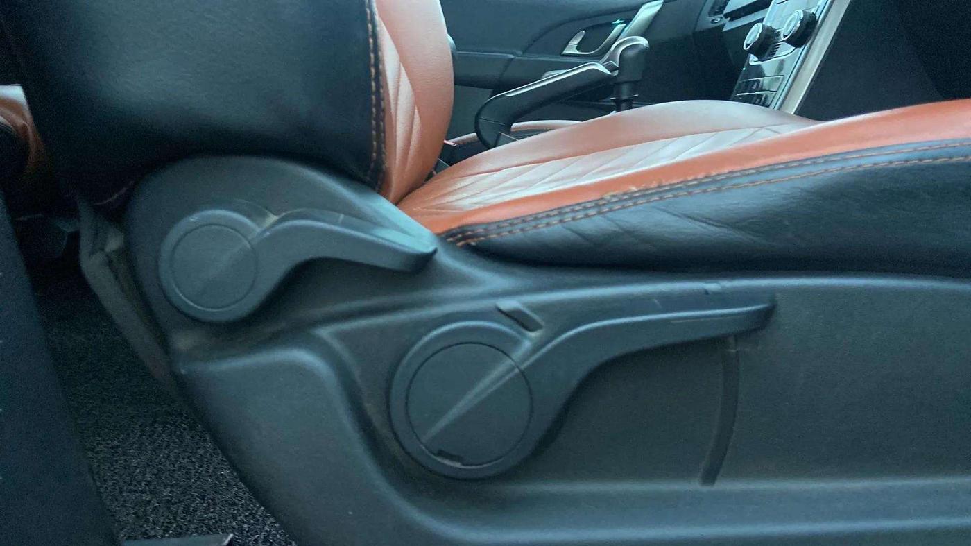 2021 Mahindra XUV500 W9, Diesel, Manual, 82,915 km, Driver Side Adjustment Panel