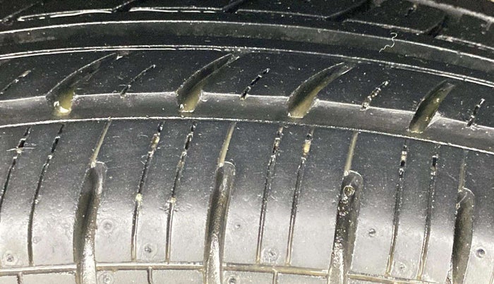 2017 Renault Kwid RXL, Petrol, Manual, 3,131 km, Left Rear Tyre Tread