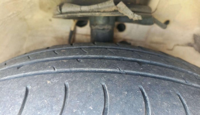 2011 Maruti Swift Dzire VDI, Diesel, Manual, 1,70,000 km, Right Front Tyre Tread