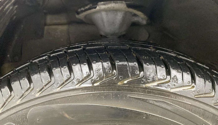 2016 Hyundai Eon D-LITE+, Petrol, Manual, 4,230 km, Left Front Tyre Tread