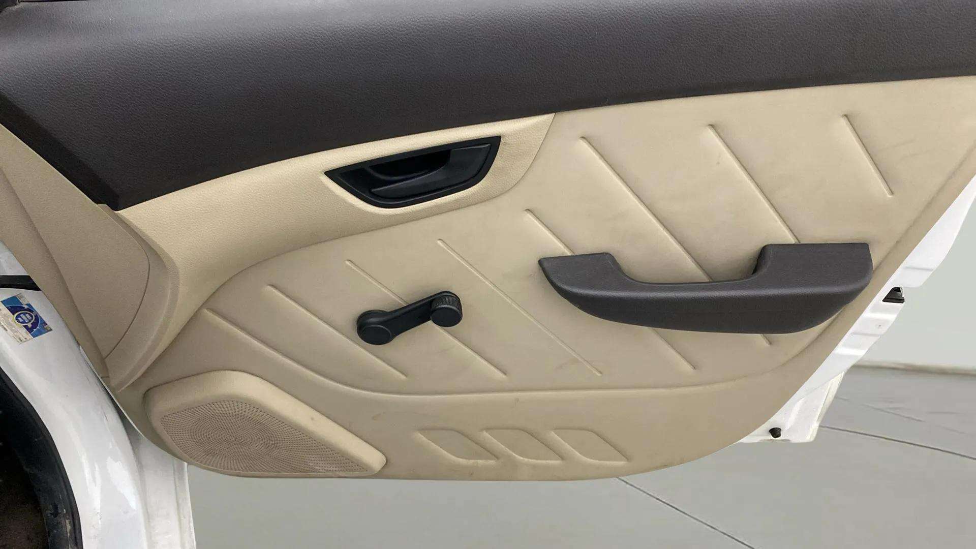Driver-side-door-panel-control-39