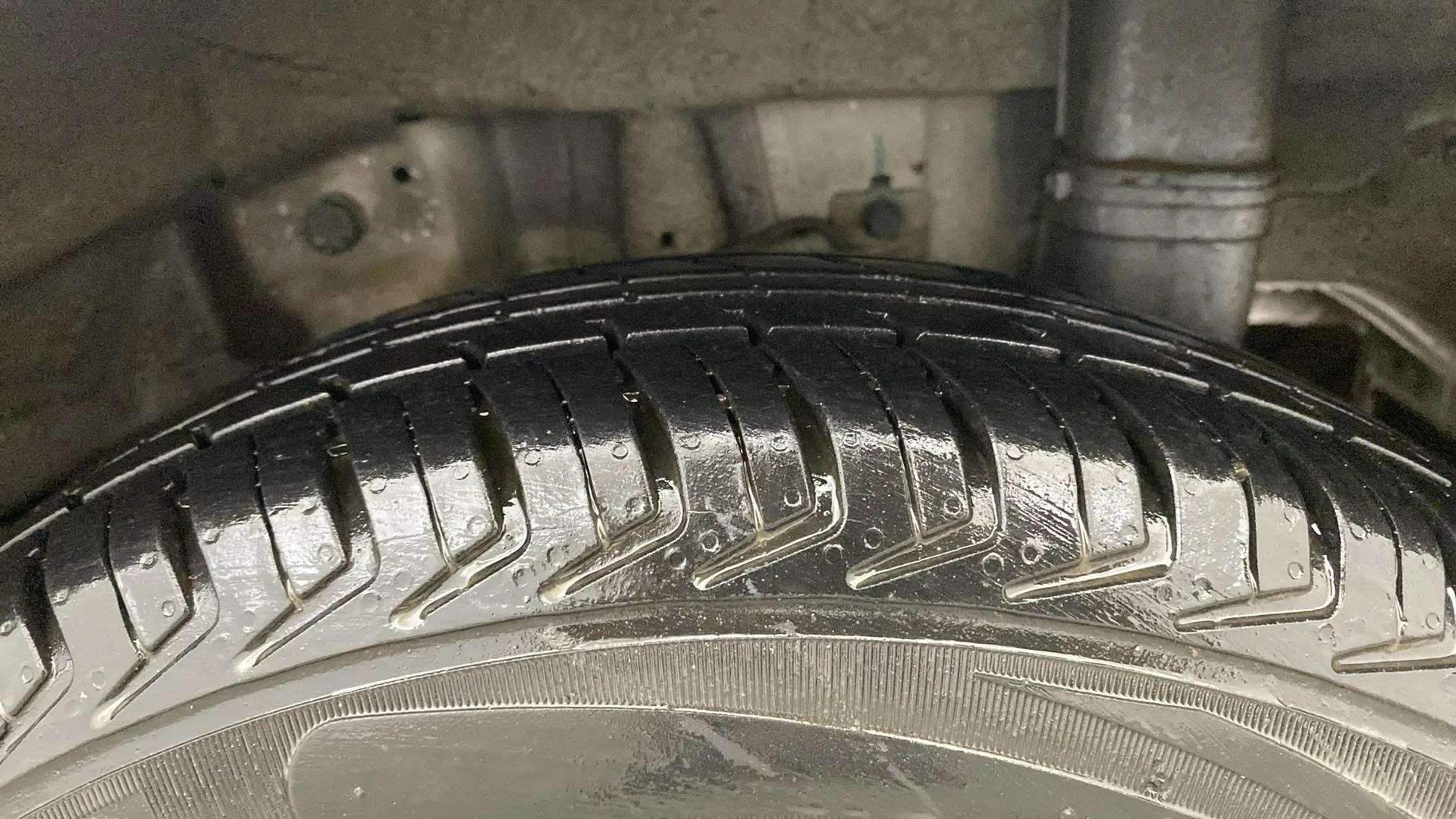 LHS-Rear-Tyre-Tread-21