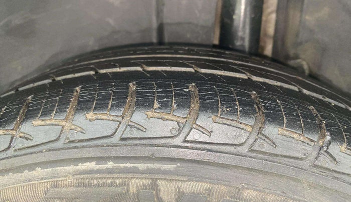 2014 Maruti Ertiga VXI CNG, CNG, Manual, 91,469 km, Left Rear Tyre Tread