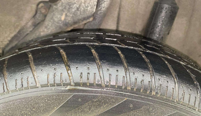 2013 Honda Amaze 1.2L I-VTEC S, CNG, Manual, 1,01,709 km, Left Rear Tyre Tread