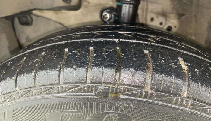 2013 Honda Amaze 1.2L I-VTEC S, CNG, Manual, 1,01,709 km, Left Front Tyre Tread