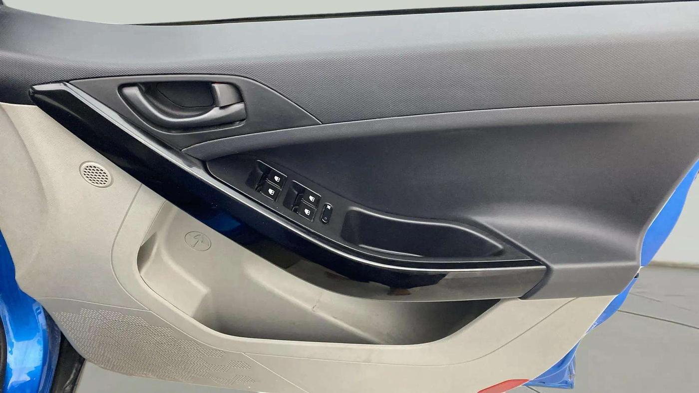 2018 Tata NEXON XM PETROL, CNG, Manual, 51,842 km, Driver Side Door Panels Control