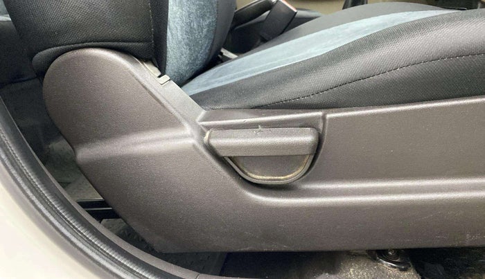 2012 Hyundai i20 MAGNA (O) 1.2, Petrol, Manual, 69,844 km, Driver Side Adjustment Panel