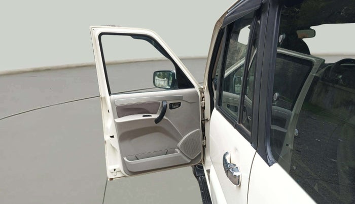 2017 Mahindra Scorpio S10 2WD INTELLI-HYBRID, Diesel, Manual, 92,402 km, LHS Front Door
