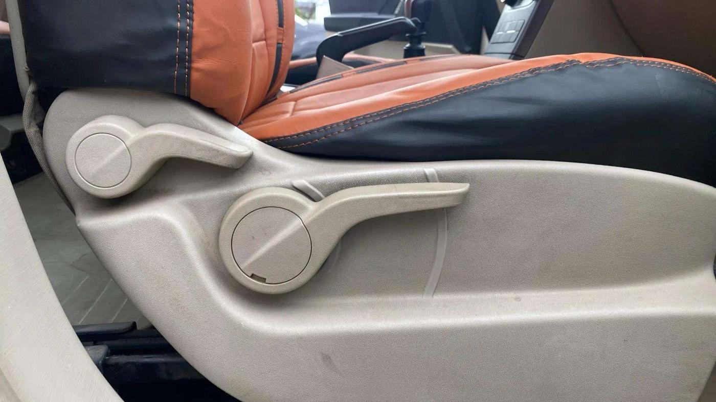 2017 Mahindra XUV500 W6, Diesel, Manual, 1,14,356 km, Driver Side Adjustment Panel