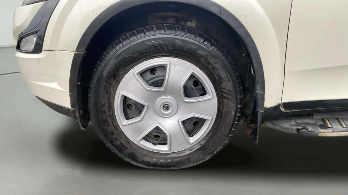 2017 Mahindra XUV500 W6, Diesel, Manual, 1,14,356 km, Left Front Wheel
