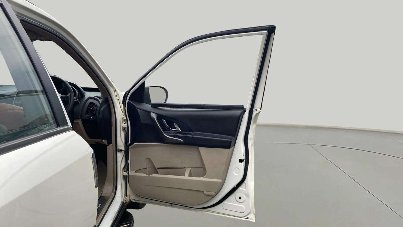 2017 Mahindra XUV500 W6, Diesel, Manual, 1,14,356 km, RHS Front Door