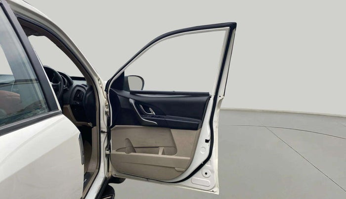 2017 Mahindra XUV500 W6, Diesel, Manual, 1,14,292 km, RHS Front Door