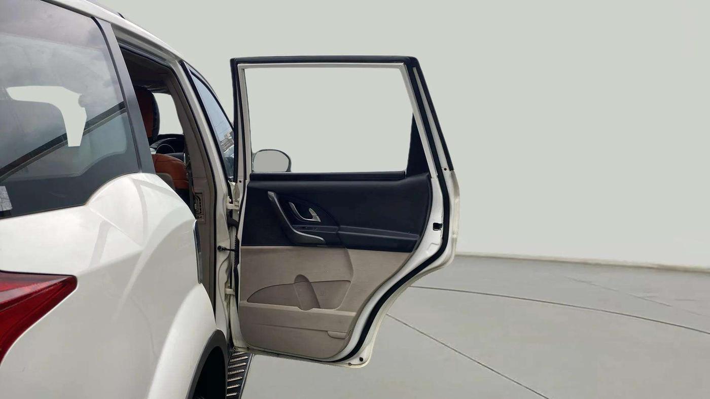 2017 Mahindra XUV500 W6, Diesel, Manual, 1,14,356 km, RHS Rear Door