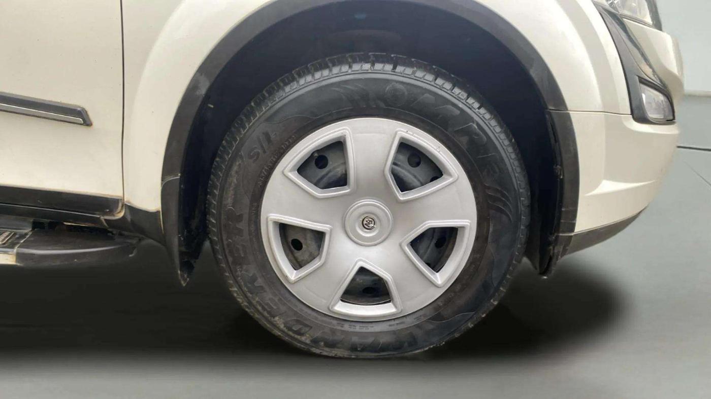 2017 Mahindra XUV500 W6, Diesel, Manual, 1,14,356 km, Right Front Wheel
