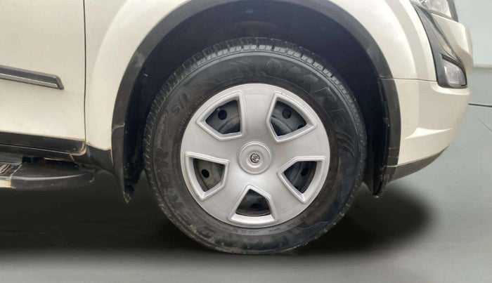 2017 Mahindra XUV500 W6, Diesel, Manual, 1,14,292 km, Right Front Wheel