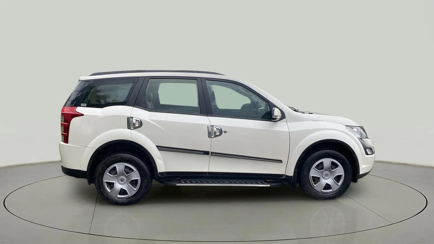2017 Mahindra XUV500 W6, Diesel, Manual, 1,14,356 km, Right Side View