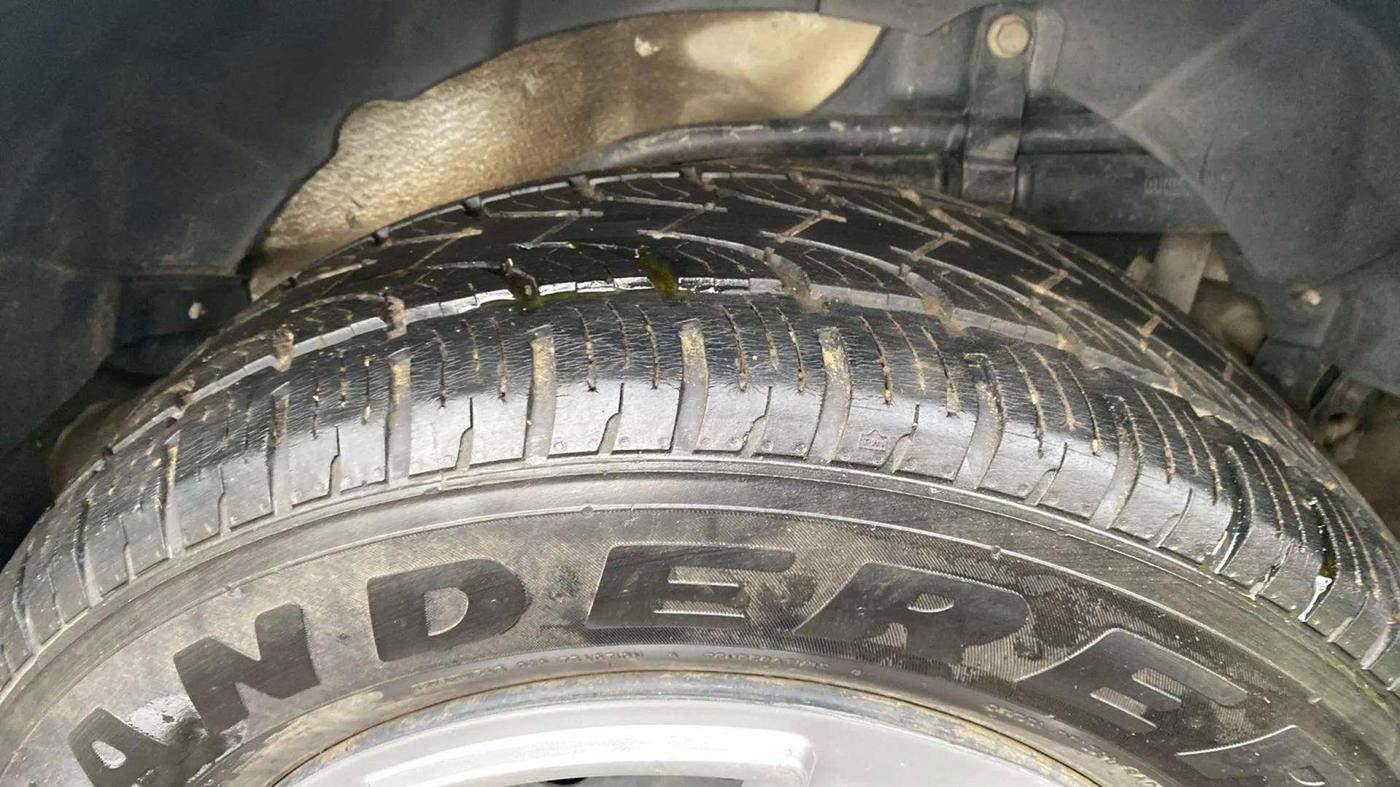 2017 Mahindra XUV500 W6, Diesel, Manual, 1,14,356 km, Left Rear Tyre Tread