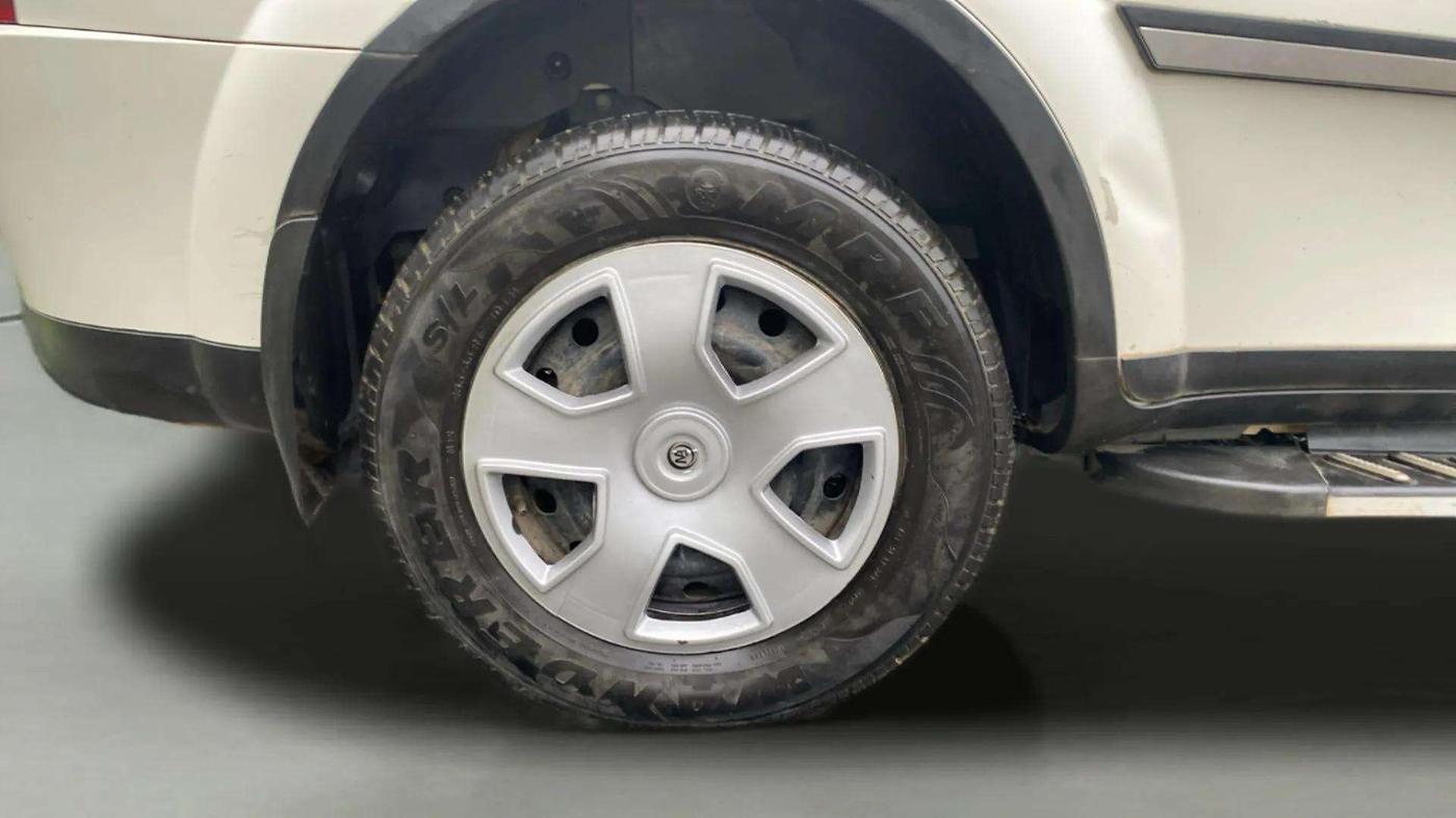 2017 Mahindra XUV500 W6, Diesel, Manual, 1,14,356 km, Right Rear Wheel