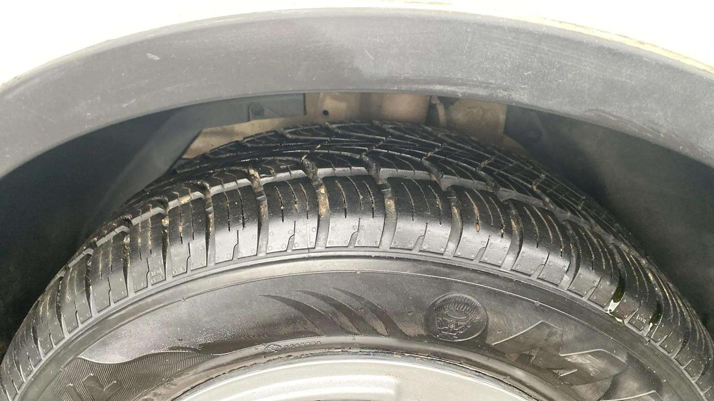 2017 Mahindra XUV500 W6, Diesel, Manual, 1,14,356 km, Left Front Tyre Tread